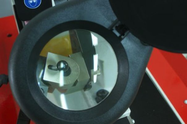 The ELITE B 70 drills grinding machine equipes a magnifying glass for precision work